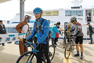 深日洲本ライナーの初便で到着したサイクリストや観光客＝洲本港