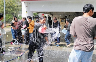 ミャンマーの水かけ祭りを楽しむ日本語学校生。仁井小跡地に歓声が響いた＝淡路市仁井