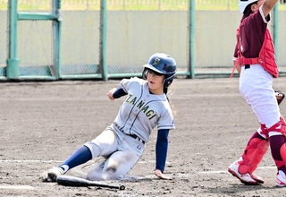 ＲｅＦｉｌｌスタジアムでの開幕試合で、熱戦を繰り広げるいざなぎ少年野球クラブの選手ら＝淡路市佐野新島