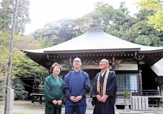 山上の古刹、常隆寺。国本雅人さん（中央）が住職となり、両親の行信さん、桂子さんと守り継ぐ＝淡路市久野々