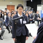 南あわじ市の守本憲弘市長（右）から辞令を受ける新規採用職員＝南あわじ市役所