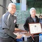 「壱番鯛」を落札し笑顔の上野賢次さん（左）と賞状を手にする中西一郎さん＝淡路市岩屋