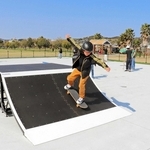 完成したスケートパーク。子どもたちが早速、初滑りを楽しんだ＝淡路市生穂新島