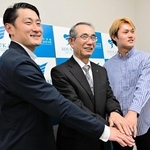 包括連携協定を結んだ蒼開高校の坂口寛明校長（中央）とＦＣ．ＡＷＪの三上昴代表（左）、宇野龍太選手＝蒼開高校