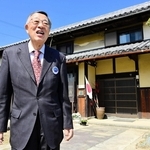 永田家住宅の前で「永田秀次郎の記念館にしたい」とプランを語る永田秀一さん＝南あわじ市倭文長田