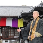 掛け軸の修復を喜び、「多くの人に拝観してほしい」と話す三木覚照住職＝淡路市久留麻