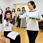 藤井泰子さん（手前左）の指導で稽古に励む、「コジ・ファン・トゥッテ」の公募出演者＝淡路市志筑新島