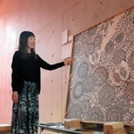 墨アート、安藤建築に「舞う」　現代美術家の酒井さん、国内で初の作品展示　淡路・本福寺