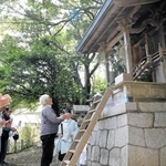 ４月３日の例祭で厳橿神社に手を合わせる「仁井組」の住民＝淡路市仁井