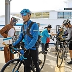 深日洲本ライナーの初便で到着したサイクリストや観光客＝洲本港