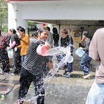 ミャンマーの水かけ祭りを楽しむ日本語学校生。仁井小跡地に歓声が響いた＝淡路市仁井