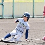 ＲｅＦｉｌｌスタジアムでの開幕試合で、熱戦を繰り広げるいざなぎ少年野球クラブの選手ら＝淡路市佐野新島
