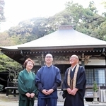 山上の古刹、常隆寺。国本雅人さん（中央）が住職となり、両親の行信さん、桂子さんと守り継ぐ＝淡路市久野々