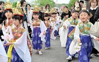 華やかな稚児衣装で行進する子どもら＝洲本市五色町広石中