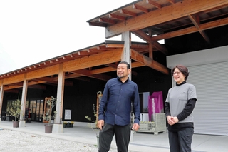 軌道に乗った淡路島ワイナリーで、これからの夢を描く井壷幸徳さん（左）と小谷千恵さん＝淡路市仁井
