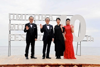１０周年を迎えた「うみぞら映画祭」。初日のセレモニーは水谷豊さん（左から２人目）らが花を添えた＝洲本市海岸通１