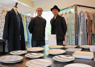 服と器のコラボを企画した堀畑裕之さん（右）と岡本純一さん＝淡路市大町上