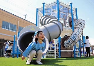 すべり台などがある複合遊具で楽しそうに遊ぶ子ども＝南あわじ市市福永