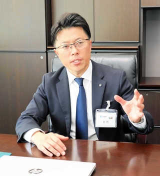 インタビューで人口減少対策への強い思いを語る戸田敦大市長＝淡路市役所