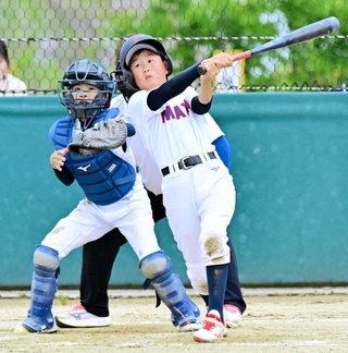 準々決勝の六回、２打席連続の適時打を放つ岩屋フェニックスの内海明継選手＝淡路佐野運動公園