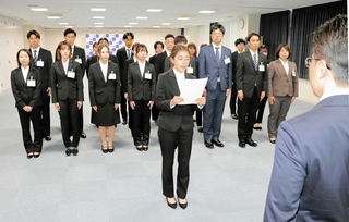 今春の辞令交付式で、公務員としての決意を述べる新規採用職員＝淡路市役所