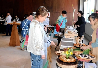 お香や食などを通じて淡路島内外の人々が交流した「風まち市場」の会場＝淡路市志筑