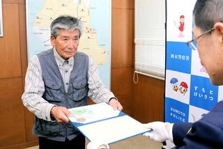 のじぎく賞を受けた上口貞雄さん＝洲本署