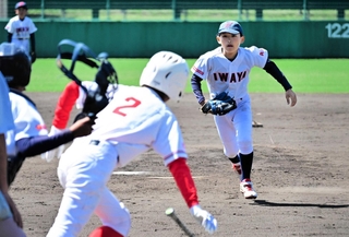 準決勝で宝殿ヤンキースと対戦した岩屋フェニックス。内田裕基選手（右）が投打に活躍を見せたが、涙をのんだ＝淡路佐野運動公園