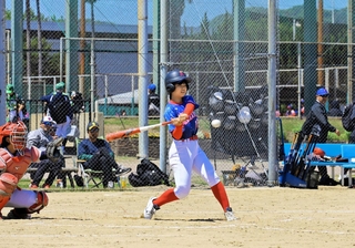 力いっぱいバットを振る淡路エンジェルスターの選手＝淡路市佐野新島