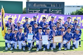 初優勝に歓喜の声を上げる浜手ロイヤルズナイン＝淡路市佐野新島