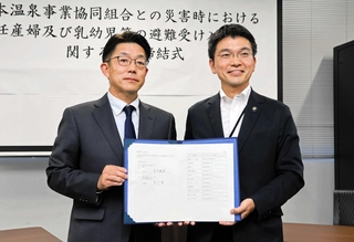 協定書に署名した洲本温泉事業協同組合の木下学代表理事（左）と吉平敏孝市長＝洲本市役所