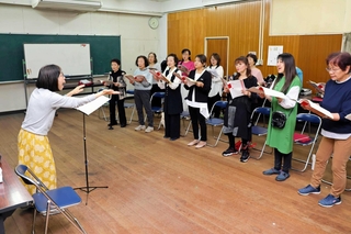 ６０周年記念の演奏会に向けて練習に励むハマーコーラスのメンバー＝洲本市山手３