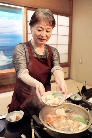 名物の「ハモすき」を作る木村仁美さん。骨切りをした身が花のように開く＝南あわじ市沼島