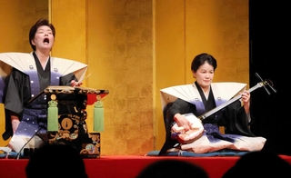 素浄瑠璃を披露する二代目鶴澤友路さん（右）と竹本友和嘉さん＝淡路人形座