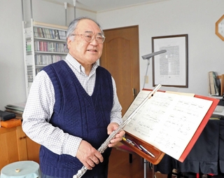 「取り上げておきたい曲に挑戦する」とリサイタルへの思いを語る大江浩志さん＝淡路市室津