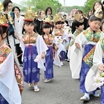 華やかな稚児衣装で行進する子どもら＝洲本市五色町広石中