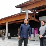軌道に乗った淡路島ワイナリーで、これからの夢を描く井壷幸徳さん（左）と小谷千恵さん＝淡路市仁井