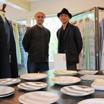 服と器のコラボを企画した堀畑裕之さん（右）と岡本純一さん＝淡路市大町上