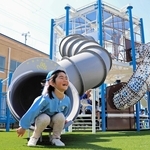 すべり台などがある複合遊具で楽しそうに遊ぶ子ども＝南あわじ市市福永