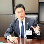 インタビューで人口減少対策への強い思いを語る戸田敦大市長＝淡路市役所