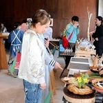 お香や食などを通じて淡路島内外の人々が交流した「風まち市場」の会場＝淡路市志筑