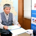 のじぎく賞を受けた上口貞雄さん＝洲本署