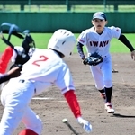 準決勝で宝殿ヤンキースと対戦した岩屋フェニックス。内田裕基選手（右）が投打に活躍を見せたが、涙をのんだ＝淡路佐野運動公園
