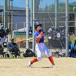 力いっぱいバットを振る淡路エンジェルスターの選手＝淡路市佐野新島