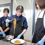 生パスタの製造や調理を体験する近野雅さん（中央）と長谷心花さん（左）＝淡路市生穂新島