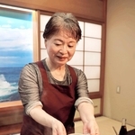 名物の「ハモすき」を作る木村仁美さん。骨切りをした身が花のように開く＝南あわじ市沼島