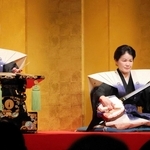 素浄瑠璃を披露する二代目鶴澤友路さん（右）と竹本友和嘉さん＝淡路人形座