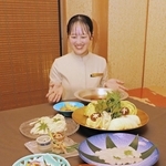 夏限定の「鱧尽くし会席」。ハモ鍋や炭火焼きなどが味わえる＝淡路市野島蟇浦