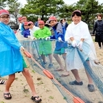 力を合わせて網を引く児童ら＝洲本市炬口