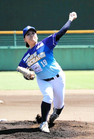 兵庫ブルーサンダーズ戦で先発し、好投を見せた上野心々投手＝淡路市佐野新島